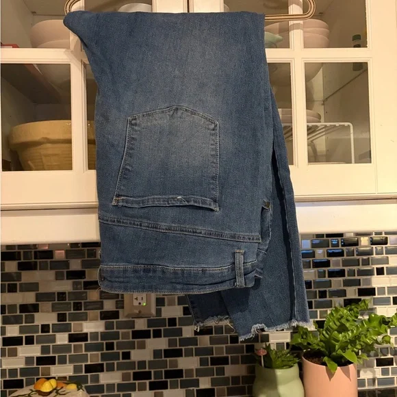 D. Jeans Women's Classic Blue Jeans. B16 - Picture 3 of 3